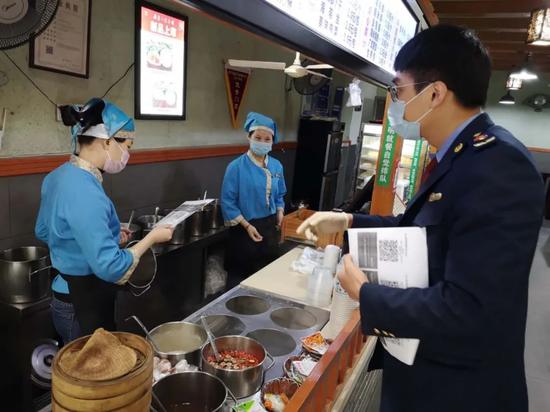 湖里區(qū)市場監(jiān)督管理局“三個保障”構(gòu)建助企通道，優(yōu)化餐飲企業(yè)管理服務(wù)